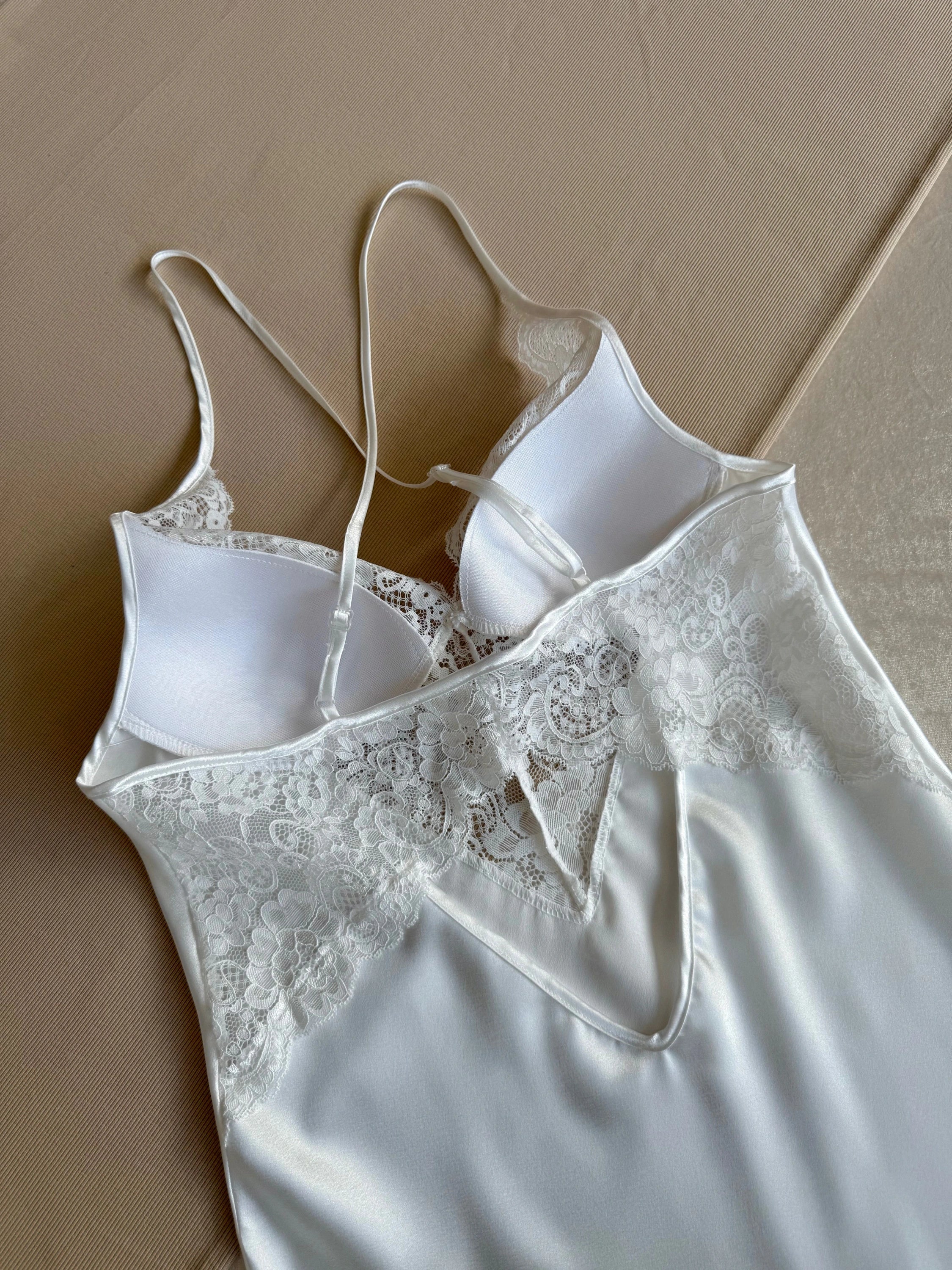 طقم "الريم" الساتان والدانتيل ٦ قطع