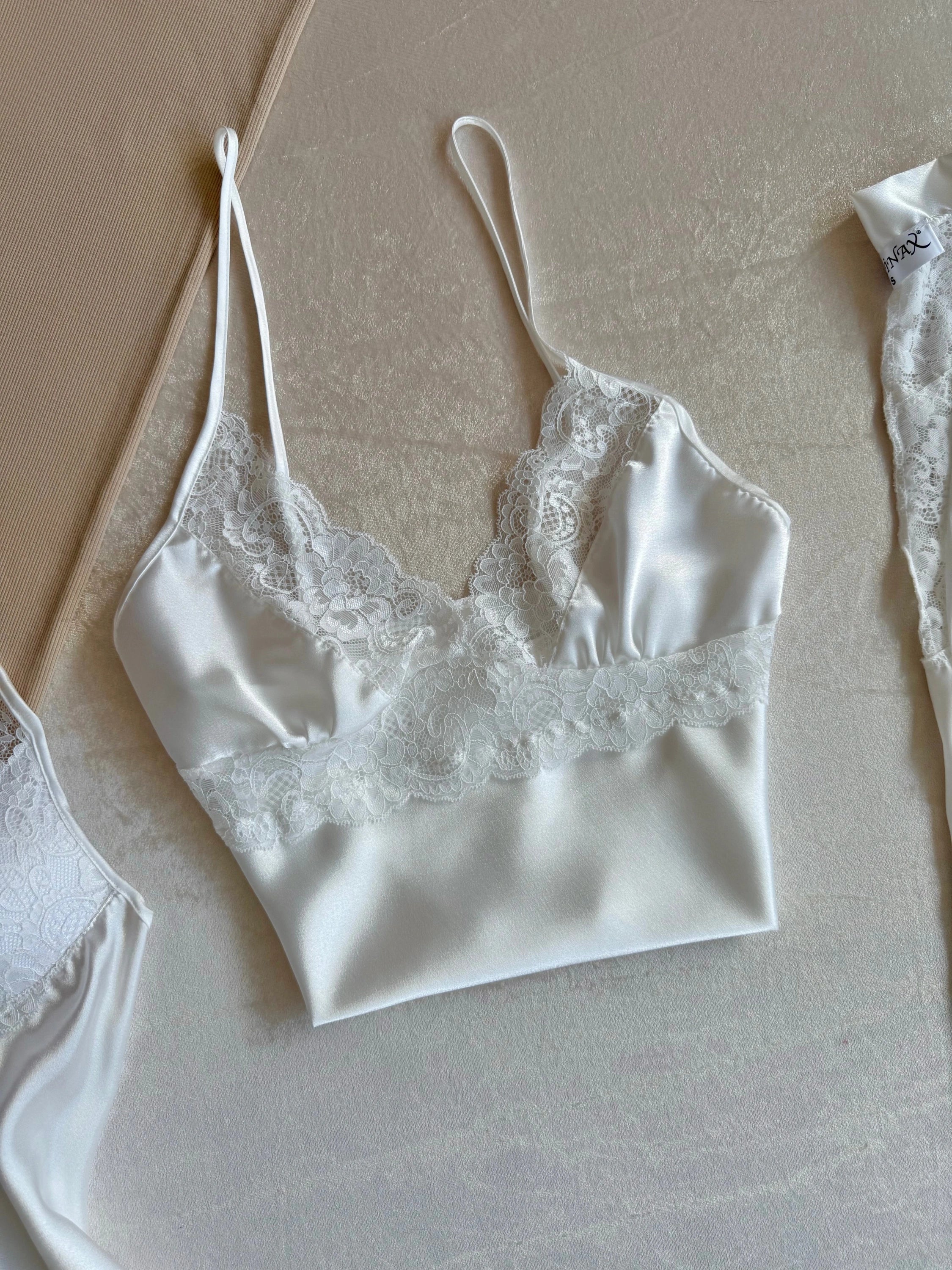 طقم "الريم" الساتان والدانتيل ٦ قطع