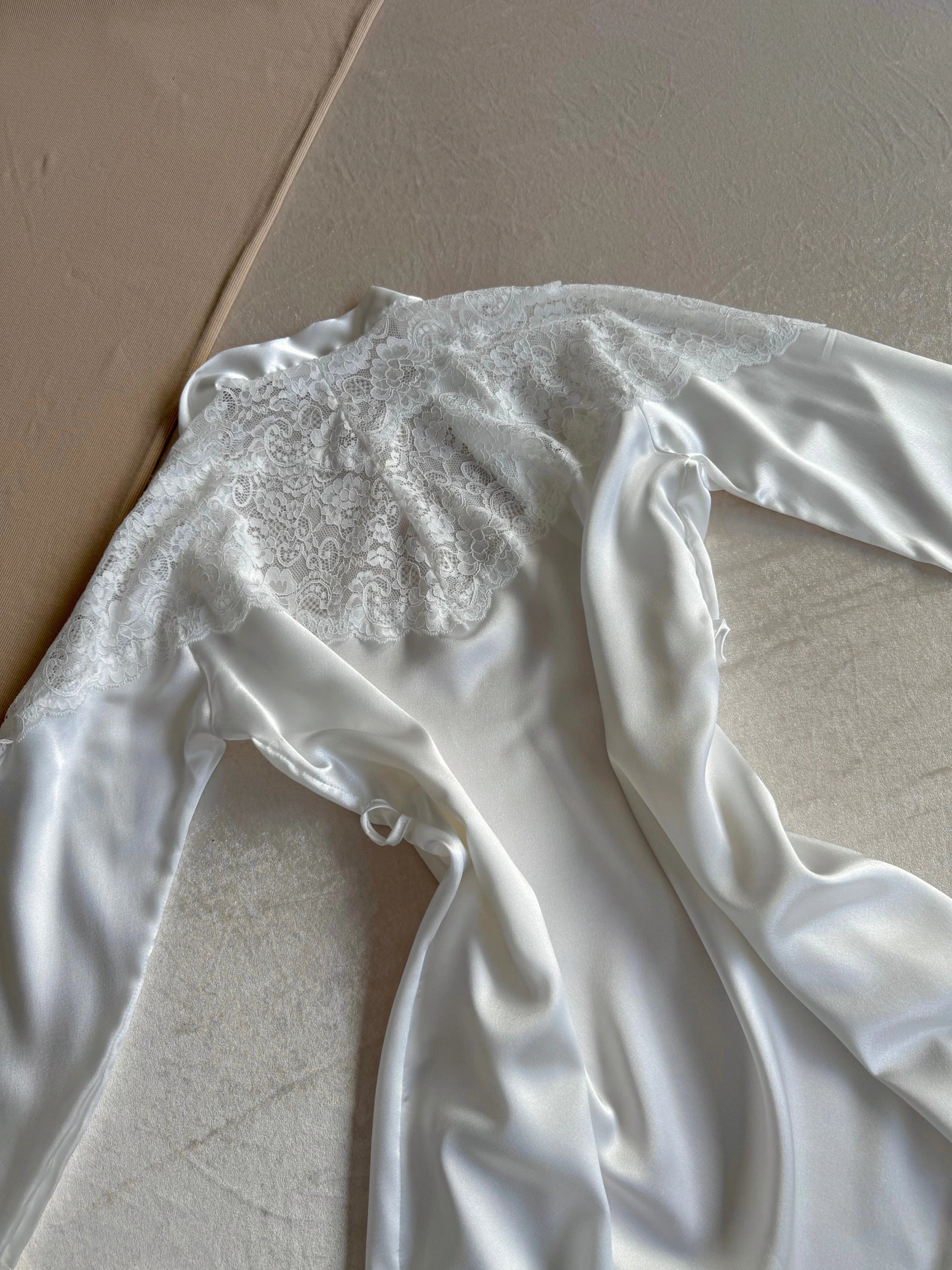 طقم "الريم" الساتان والدانتيل ٦ قطع