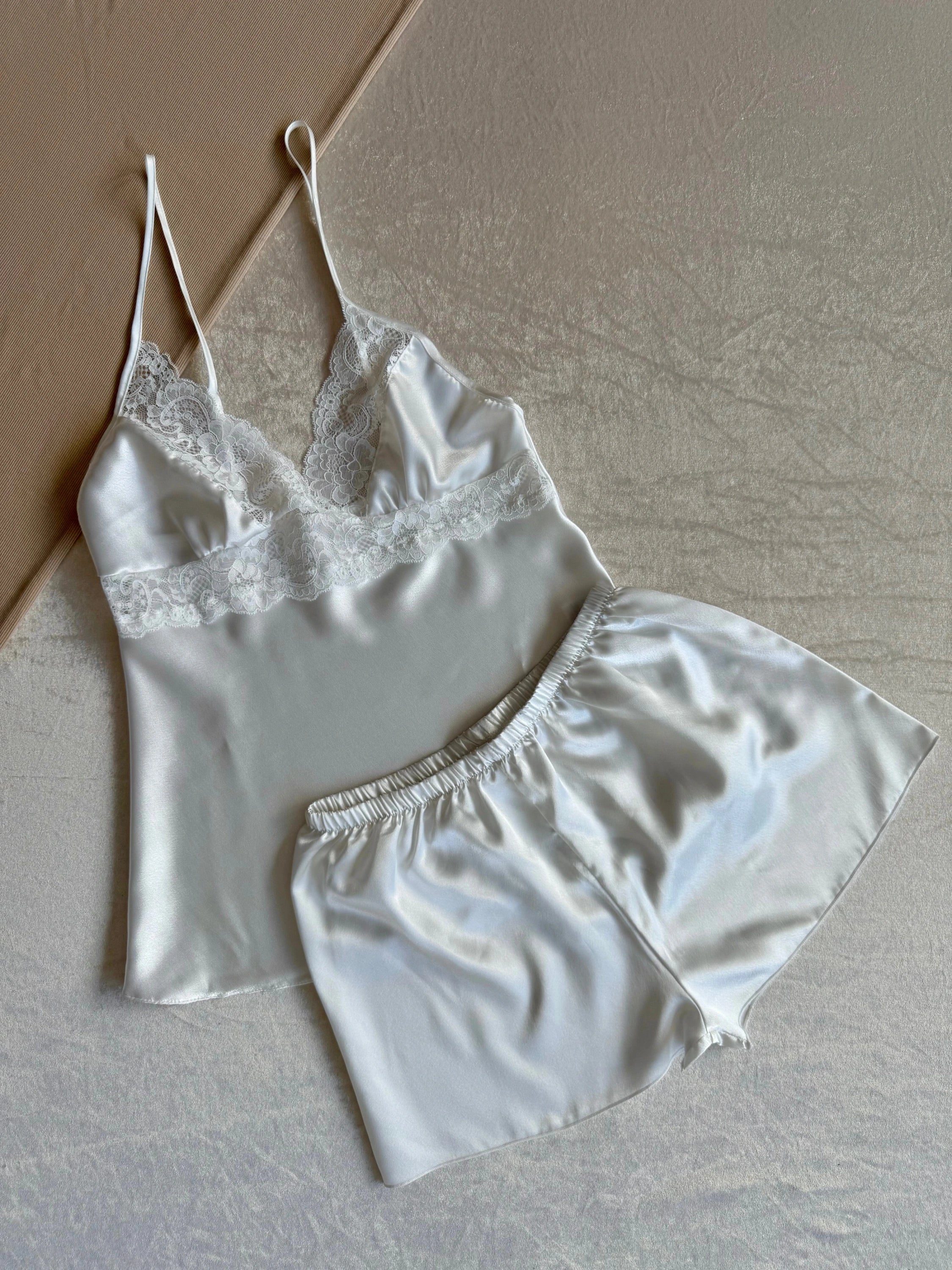 طقم "الريم" الساتان والدانتيل ٦ قطع