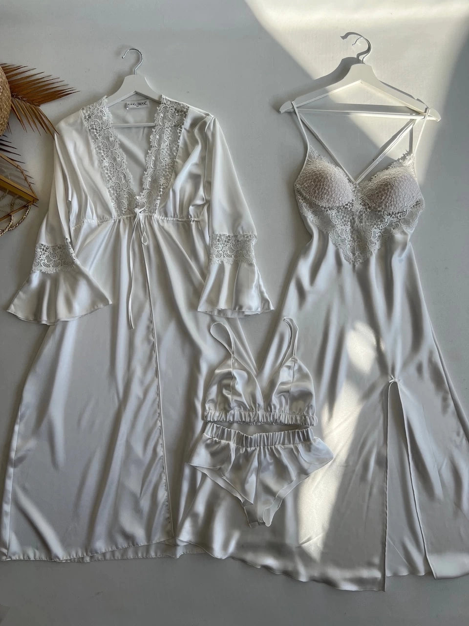 طقم ساتان مكون من 4 قطع بتفاصيل الدانتيل العاجي