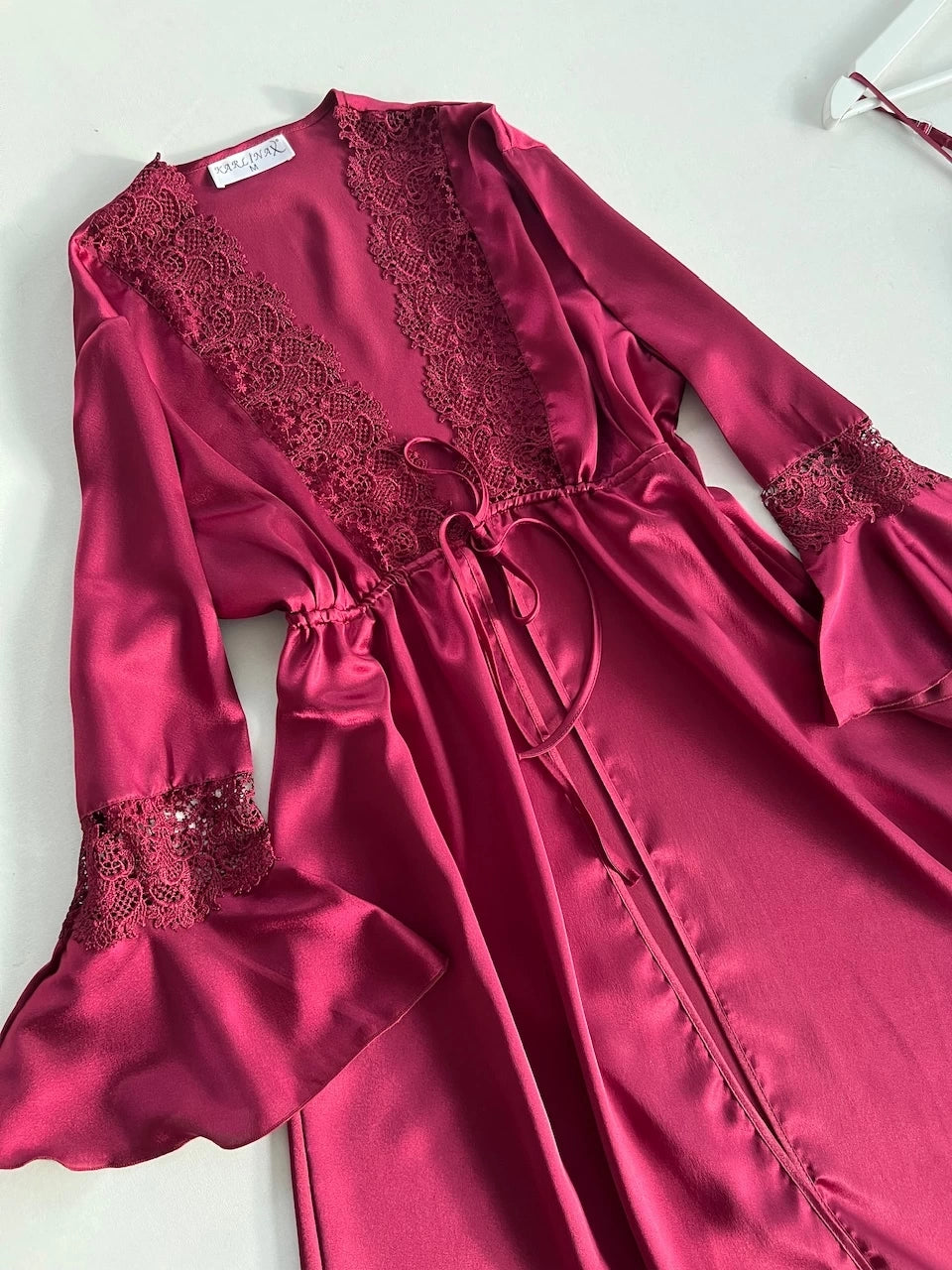 طقم ساتان مكون من 4 قطع بتفاصيل الدانتيل البرجندي