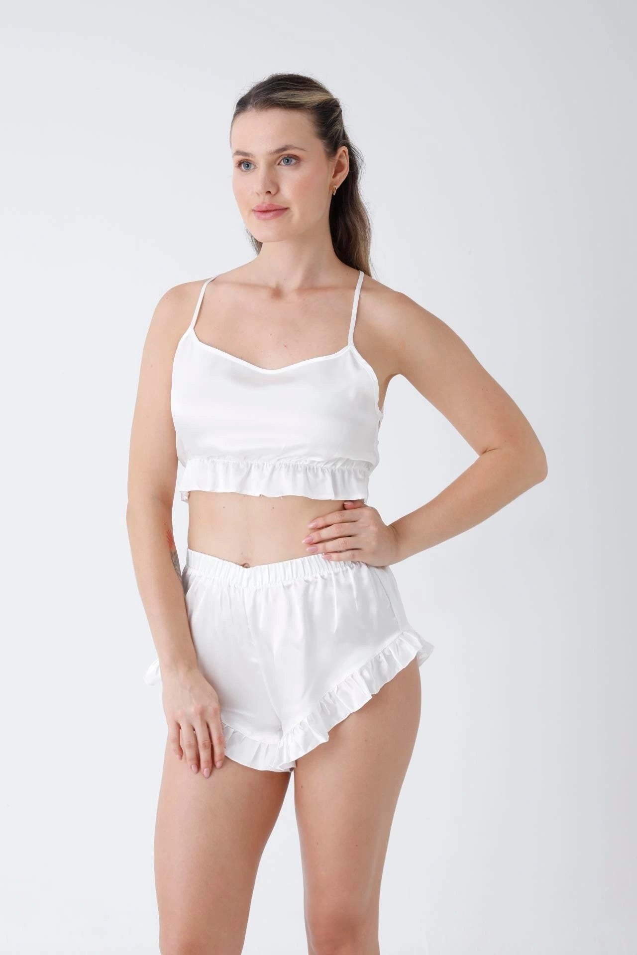 طقم "ليان" ٤ قطع ساتان بدانتيل مطرز