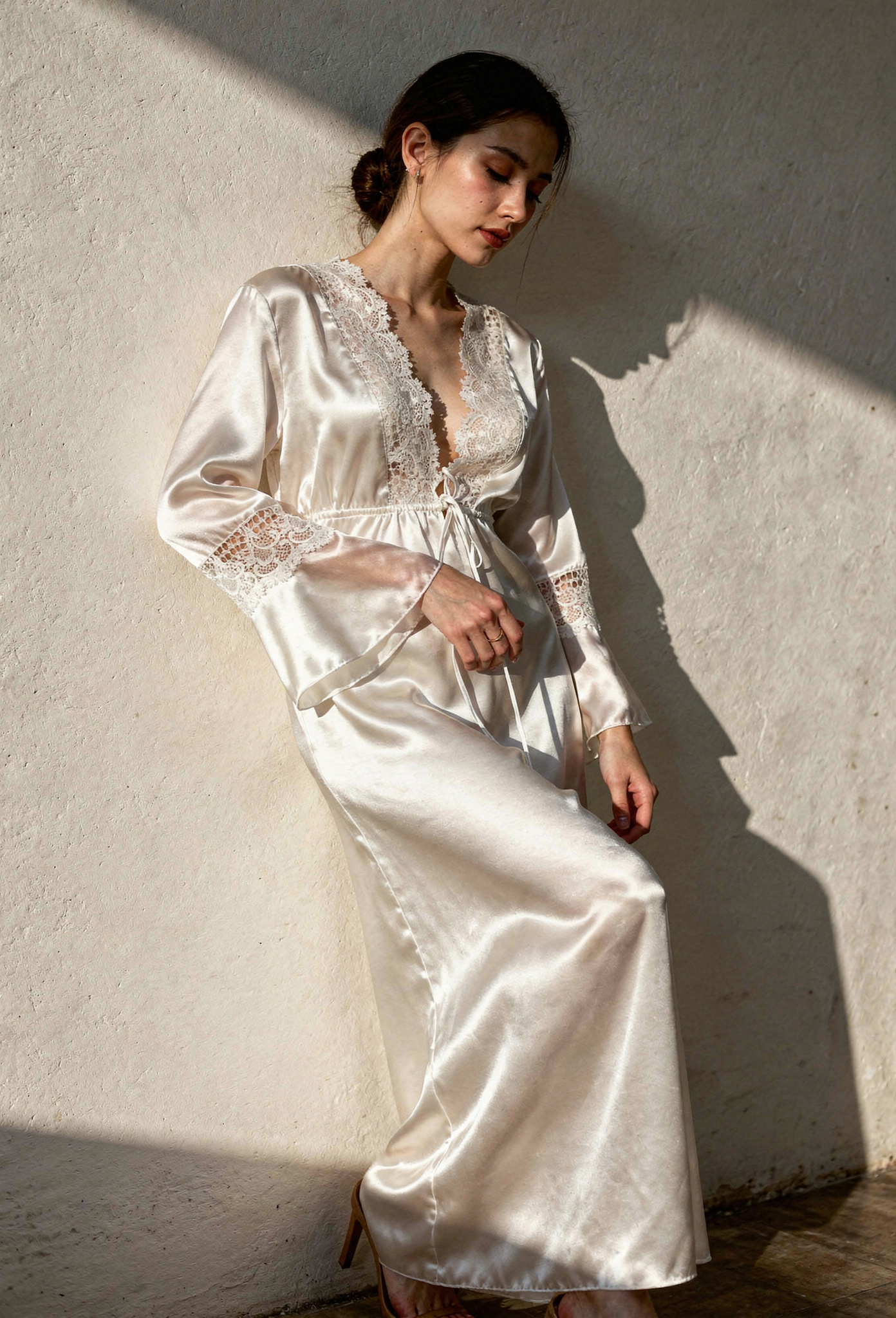 طقم ساتان مكون من 4 قطع بتفاصيل الدانتيل العاجي