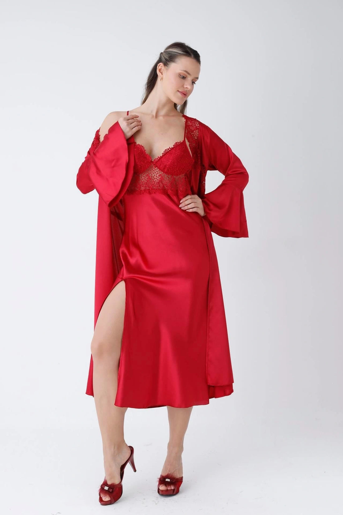 طقم "ليان" ٤ قطع ساتان بدانتيل مطرز