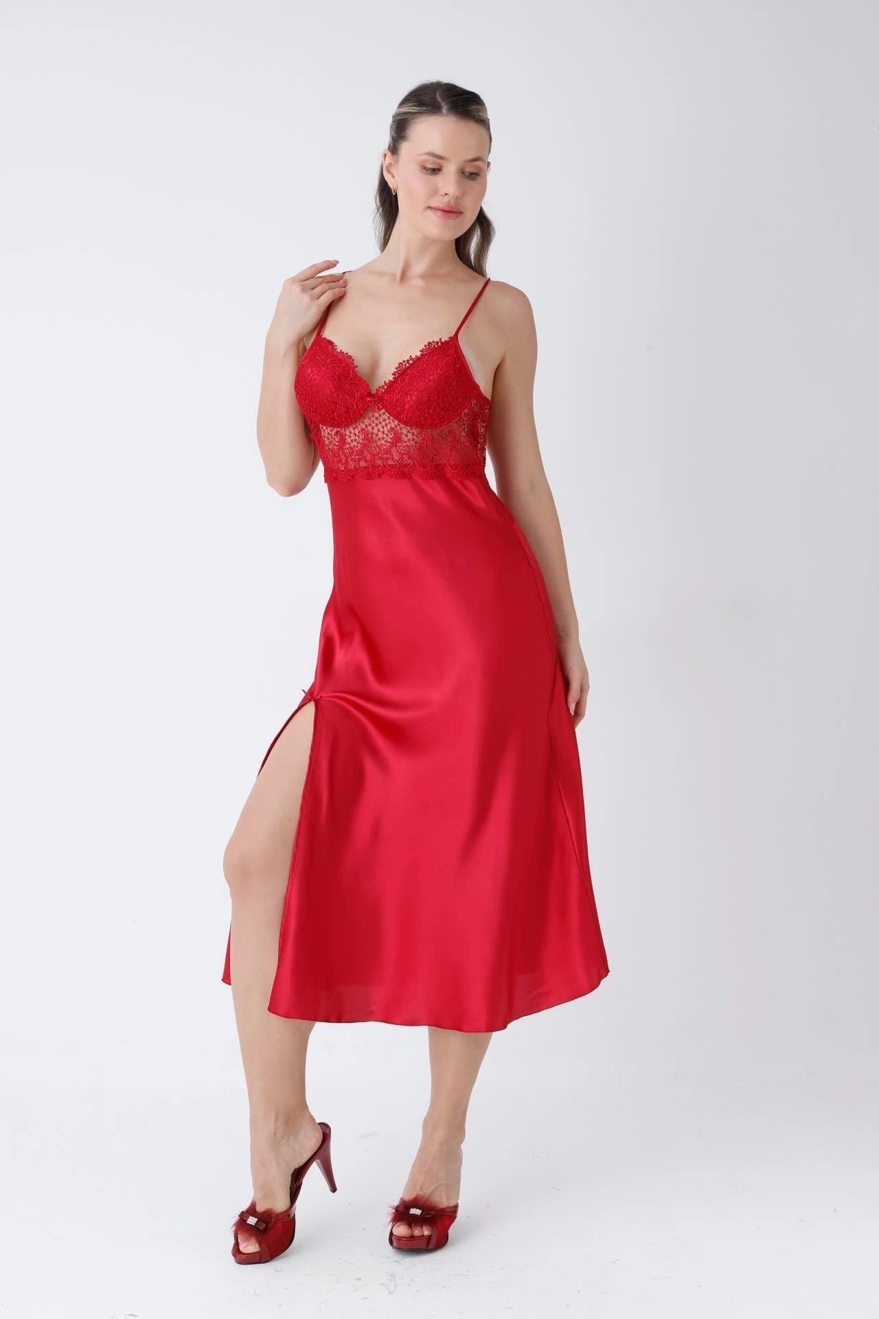 طقم "ليان" ٤ قطع ساتان بدانتيل مطرز