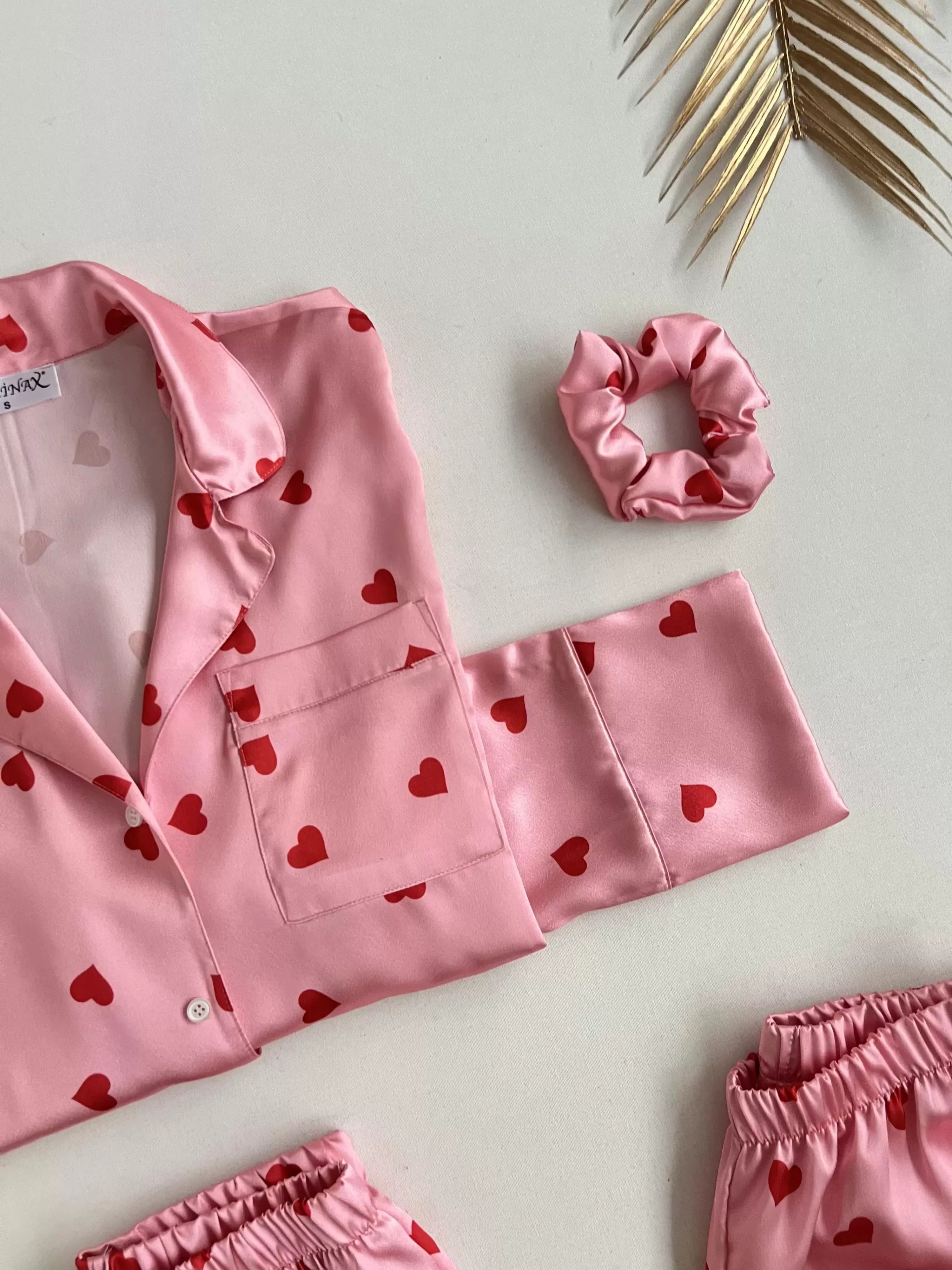 طقم بيجامة ساتان بألوان الأحمر والوردي على شكل قلب