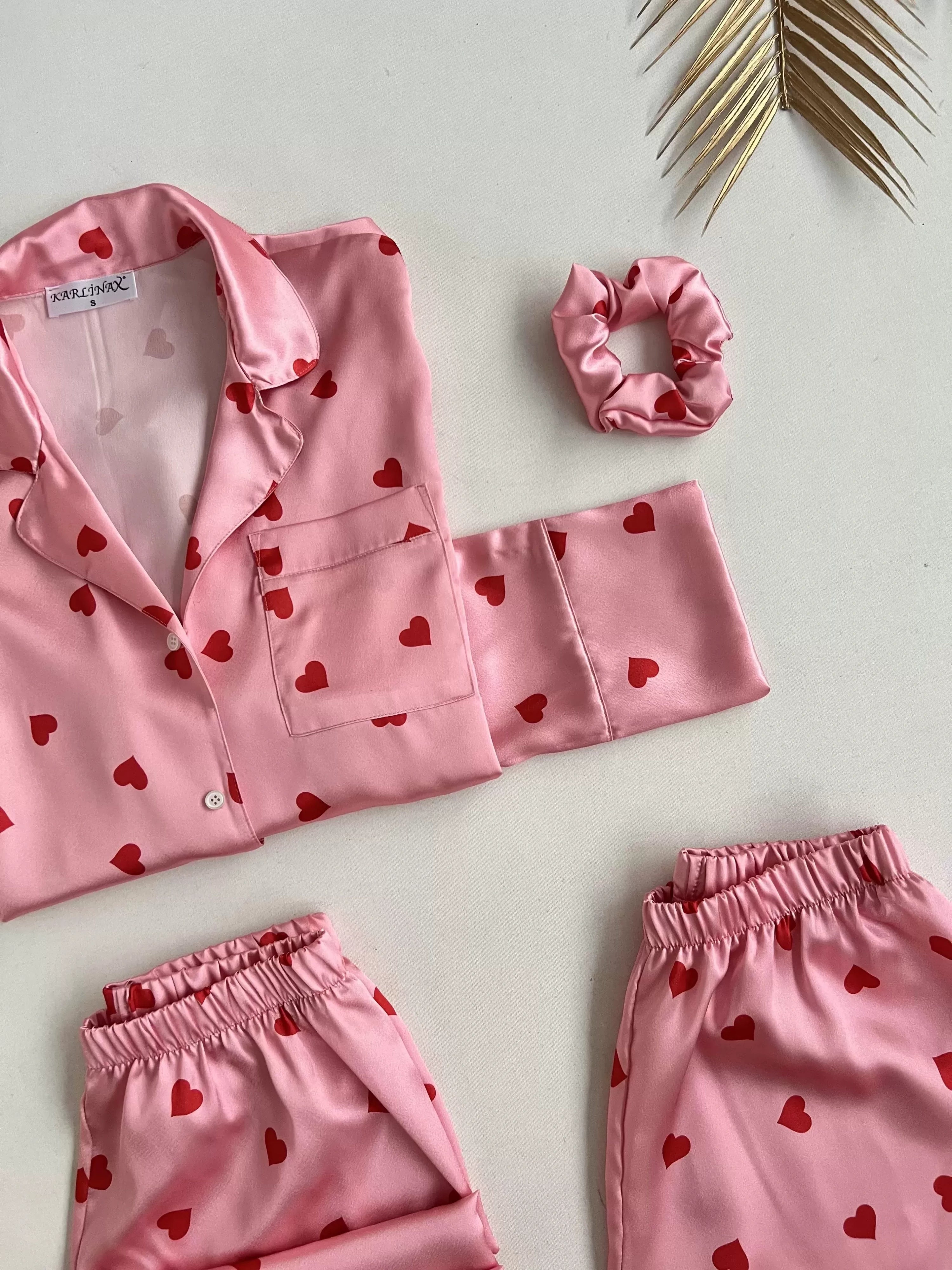 طقم بيجامة ساتان بألوان الأحمر والوردي على شكل قلب