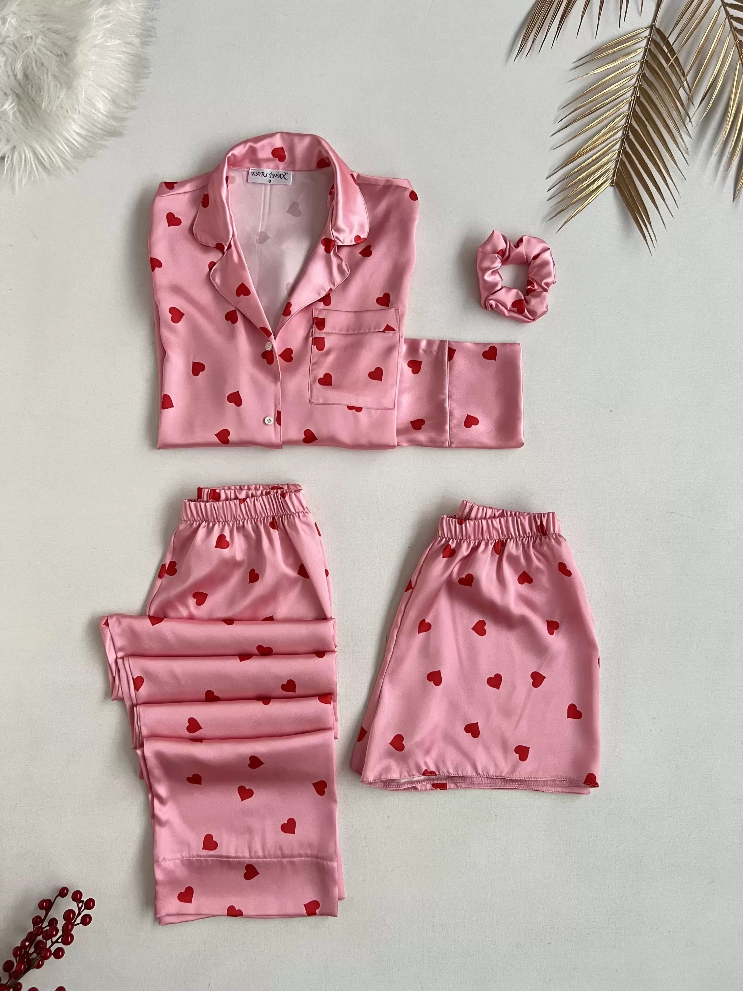 طقم بيجامة ساتان بألوان الأحمر والوردي على شكل قلب