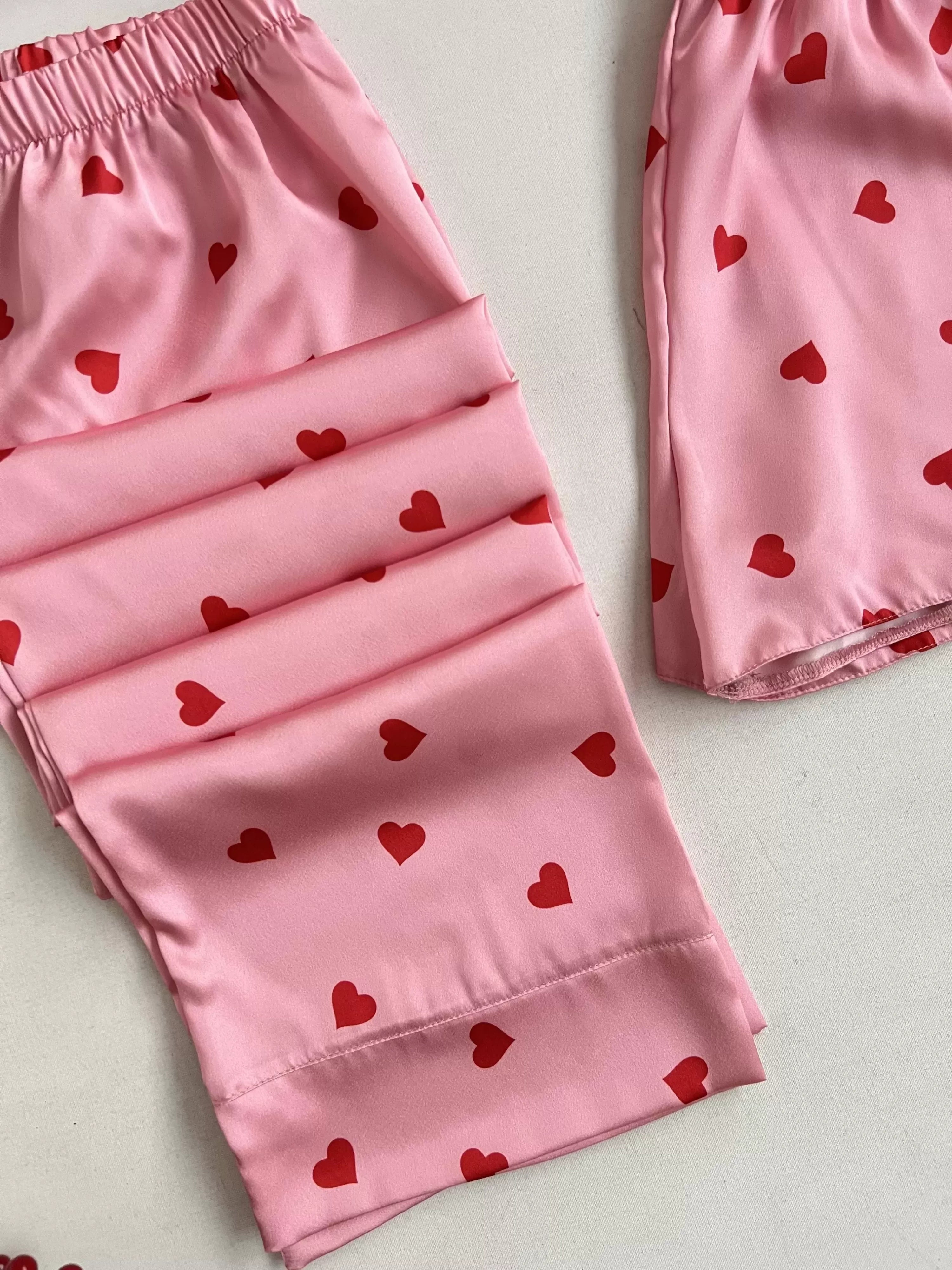 طقم بيجامة ساتان بألوان الأحمر والوردي على شكل قلب