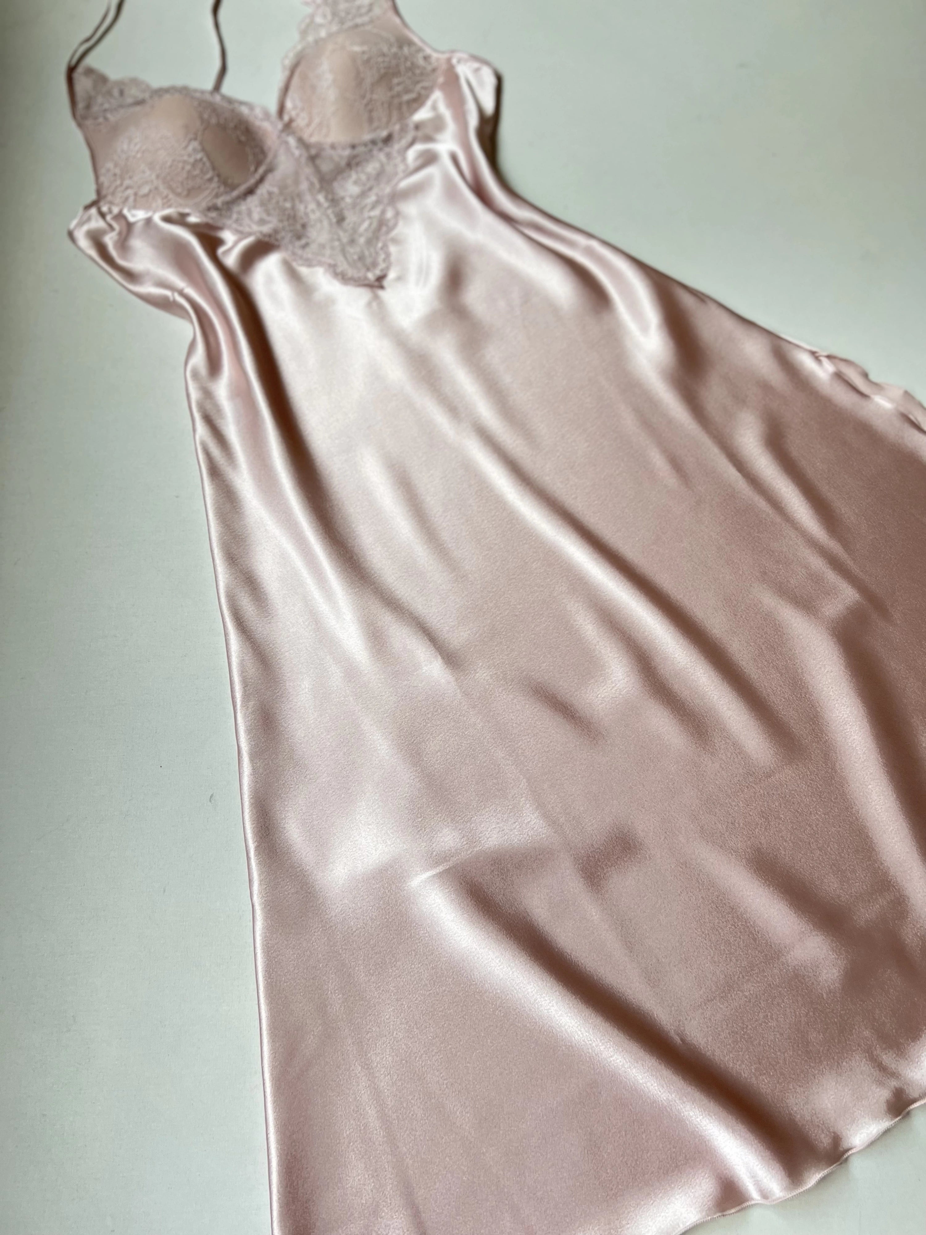 طقم "الريم" الساتان والدانتيل ٦ قطع