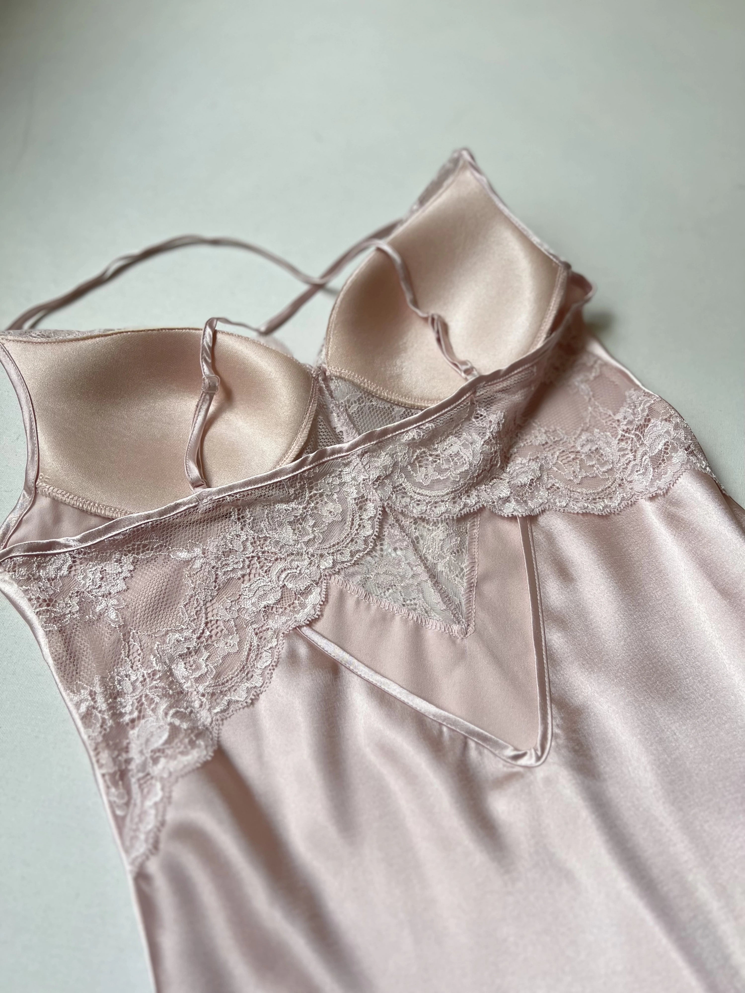 طقم "الريم" الساتان والدانتيل ٦ قطع