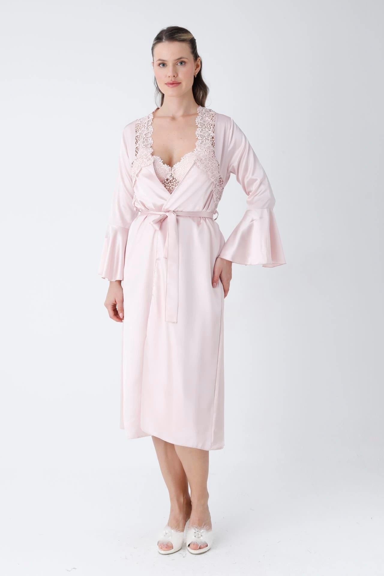 طقم "ليان" ٤ قطع ساتان بدانتيل مطرز