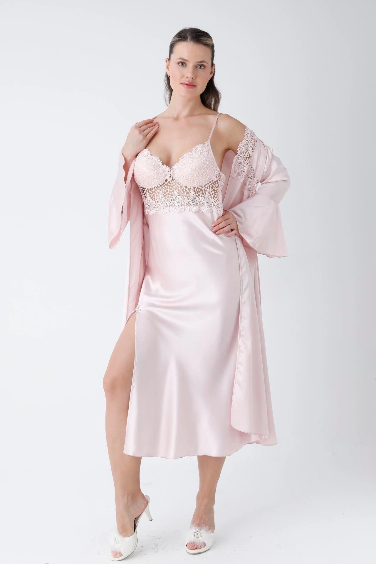 طقم "ليان" ٤ قطع ساتان بدانتيل مطرز