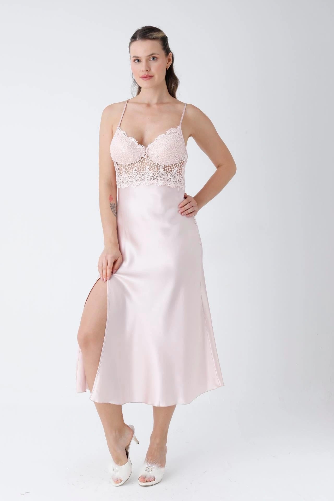 طقم "ليان" ٤ قطع ساتان بدانتيل مطرز